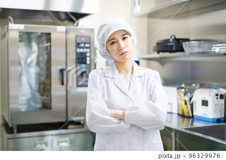 若い女性の調理師（腕組み、悩む、困る） 96329976