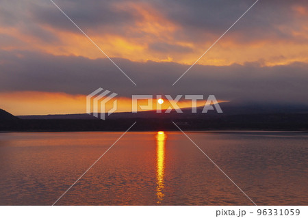 本栖湖の夜明け　山梨県身延町にて 96331059