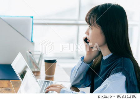 オフィスで通話する若い女性 96331286