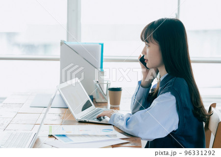 オフィスで通話する若い女性 96331292