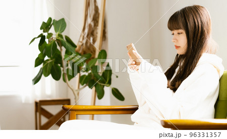 スマホを見て疲れを感じる若い女性 スマホを見て疲れを感じる若い女性 96331357