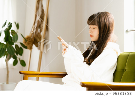 スマホを見て疲れを感じる若い女性 スマホを見て疲れを感じる若い女性 96331358