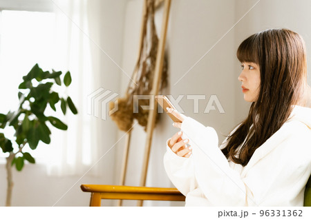 スマホを見て疲れを感じる若い女性 スマホを見て疲れを感じる若い女性 96331362