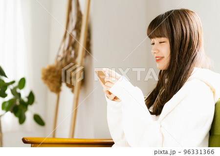 スマホを見て疲れを感じる若い女性 スマホを見て疲れを感じる若い女性 96331366