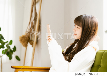 スマホを見て疲れを感じる若い女性 スマホを見て疲れを感じる若い女性 96331368