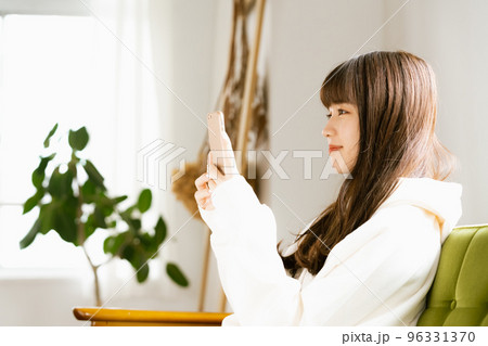 スマホを見て疲れを感じる若い女性 スマホを見て疲れを感じる若い女性 96331370