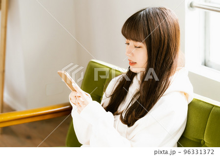 スマホを見て疲れを感じる若い女性 96331372