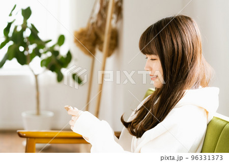 スマホを見て疲れを感じる若い女性 スマホを見て疲れを感じる若い女性 96331373