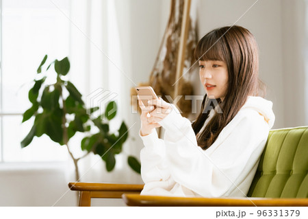 スマホを見て疲れを感じる若い女性 96331379