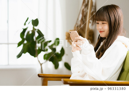 スマホを見て疲れを感じる若い女性 96331380