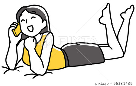 寝そべりながらスマホをかける女性 96331439