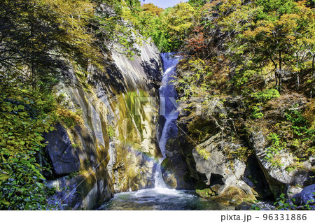 山梨県　昇仙峡　仙娥滝（せんがたき）　紅葉の風景　日本遺産 96331886