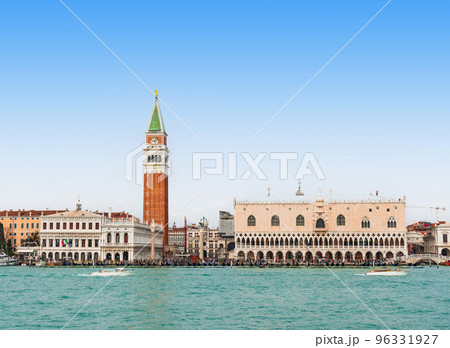 ベネチア　ドゥカーレ宮殿とサン・マルコ広場鐘楼 96331927