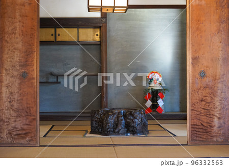 伝統の鏡餅 座敷の正月飾り  伝統の鏡餅 座敷の正月飾り  96332563