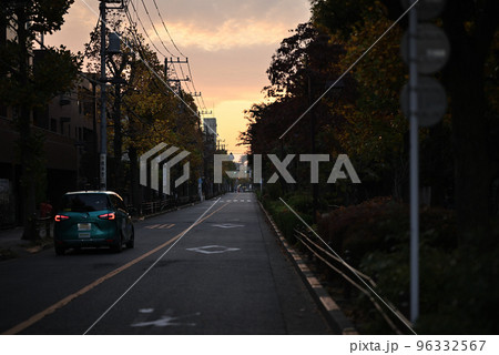 夕焼けに染まる道 96332567