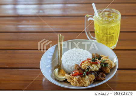 Stir-fried chicken with basil 96332879
