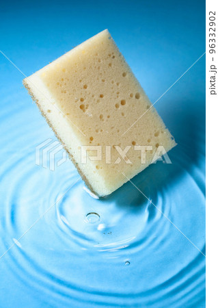 The sponge falls into the water. 96332902