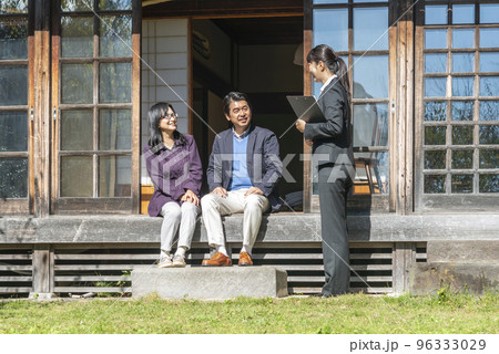 古民家の縁側で話をするシニア夫婦とビジネスウーマン 96333029