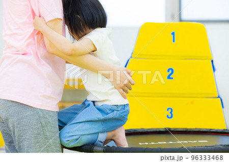 子供　運動　習い事 96333468