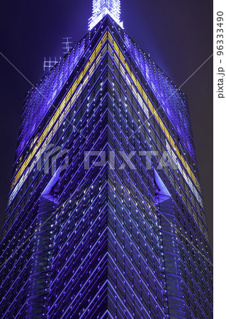 ライトアップされた美しい福岡タワー（福岡県福岡市） 96333490
