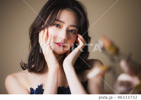 ネイビーのドレスの女性　 96333732