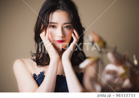 ネイビーのドレスの女性　 96333733