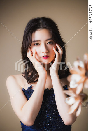 ネイビーのドレスの女性 ネイビーのドレスの女性 96333738