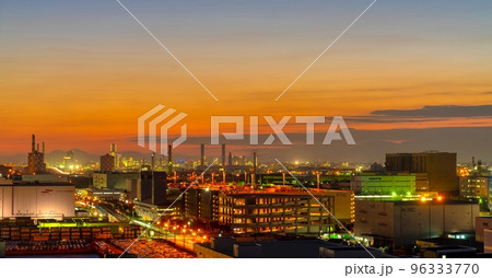 京浜工業地帯の夕焼け 96333770