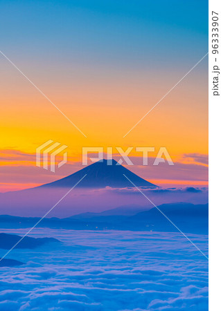 【富士山素材】秋の高ボッチ高原から見る夜明けの富士山と諏訪湖の雲海【長野県】 【富士山素材】秋の高ボッチ高原から見る夜明けの富士山と諏訪湖の雲海【長野県】 96333907