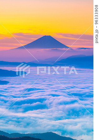 【富士山素材】秋の高ボッチ高原から見る夜明けの富士山と諏訪湖の雲海【長野県】 【富士山素材】秋の高ボッチ高原から見る夜明けの富士山と諏訪湖の雲海【長野県】 96333908