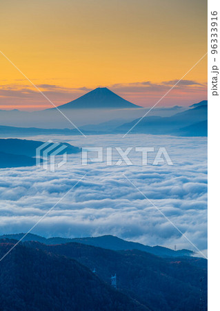 【富士山素材】秋の高ボッチ高原から見る夜明けの富士山と諏訪湖の雲海【長野県】 【富士山素材】秋の高ボッチ高原から見る夜明けの富士山と諏訪湖の雲海【長野県】 96333916