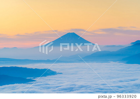 【富士山素材】秋の高ボッチ高原から見る夜明けの富士山と諏訪湖の雲海【長野県】 96333920
