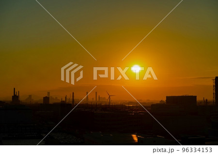 京浜工業地帯の夕陽 96334153