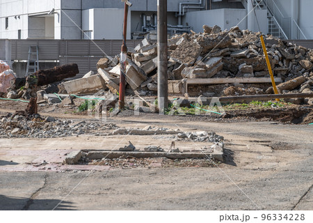 空き家の解体工事　広い敷地と瓦礫の山積み 96334228