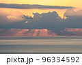 雲の間から海に差す光 96334592