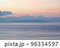 夕焼けに浮かぶ島 96334597