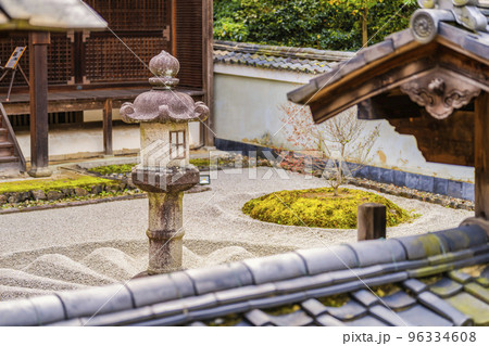 秋の御寺泉涌寺　別院　雲龍院　霊明殿前のと菊の御紋　京都府京都市 96334608