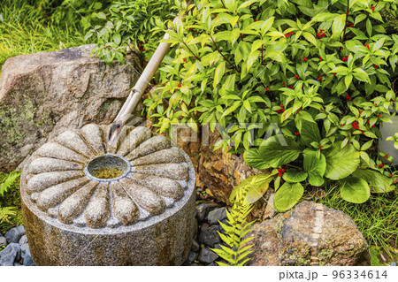 秋の御寺泉涌寺　別院　雲龍院　水琴窟　京都府京都市 96334614