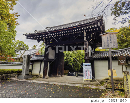 秋の泉涌寺　大門　京都府京都市 96334849