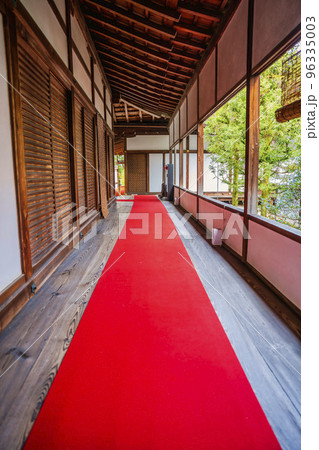 秋の御寺泉涌寺 別院 雲龍院 廊下 京都府京都市 秋の御寺泉涌寺 別院 雲龍院 廊下 京都府京都市 96335003