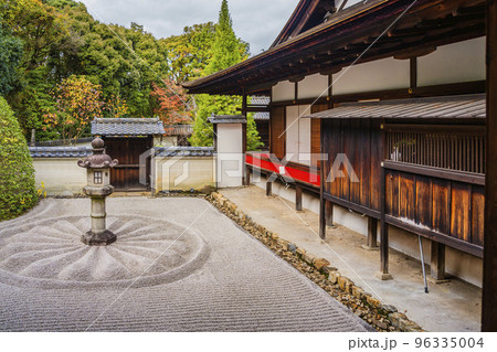 秋の御寺泉涌寺　別院　雲龍院　霊明殿前のと菊の御紋　京都府京都市 96335004