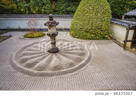 秋の御寺泉涌寺　別院　雲龍院　霊明殿前のと菊の御紋　京都府京都市 96335007