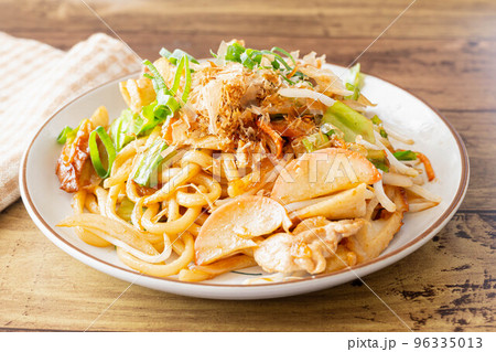 おいしそうな醤油味の焼うどん おいしそうな醤油味の焼うどん 96335013