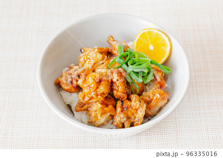 鶏皮の焼き鳥丼 鶏皮の焼き鳥丼 96335016