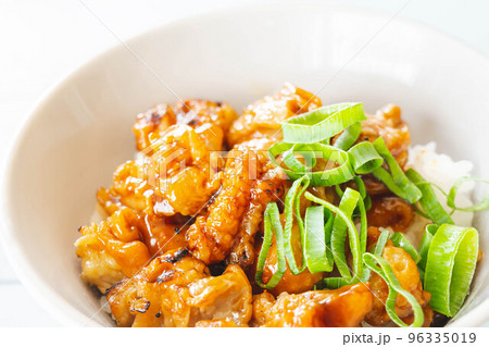 鶏皮丼 96335019