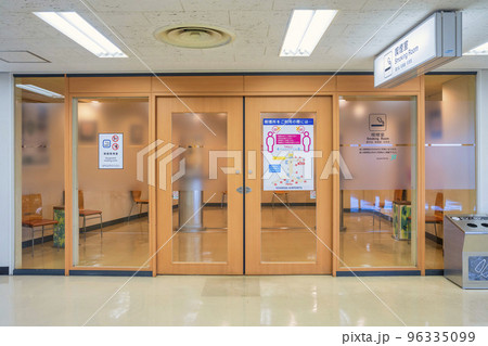 空港の風景　出発ロビー　喫煙所　大阪（伊丹）空港 96335099
