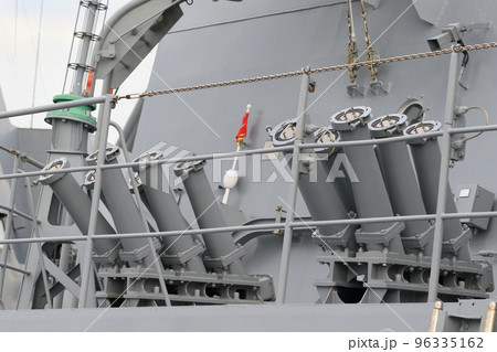 護衛艦に搭載されたチャフランチャー 対空防御 護衛艦に搭載されたチャフランチャー 対空防御 96335162