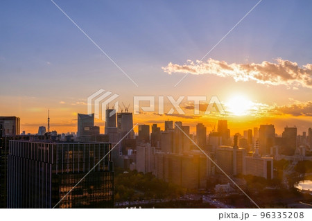 東京夕陽　高層ビル群 96335208