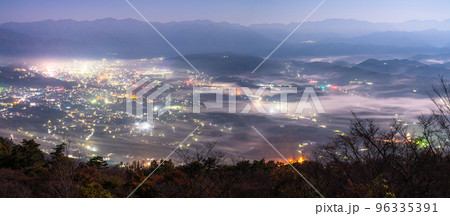《埼玉県》秩父の夜景・霧の街並み 96335391