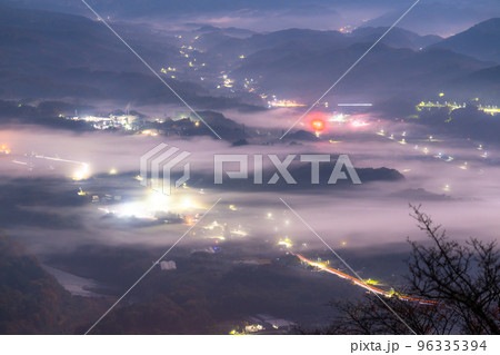 《埼玉県》秩父の夜景・霧の街並み 《埼玉県》秩父の夜景・霧の街並み 96335394